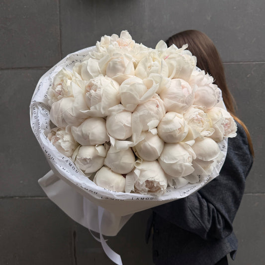 25 White Peonies